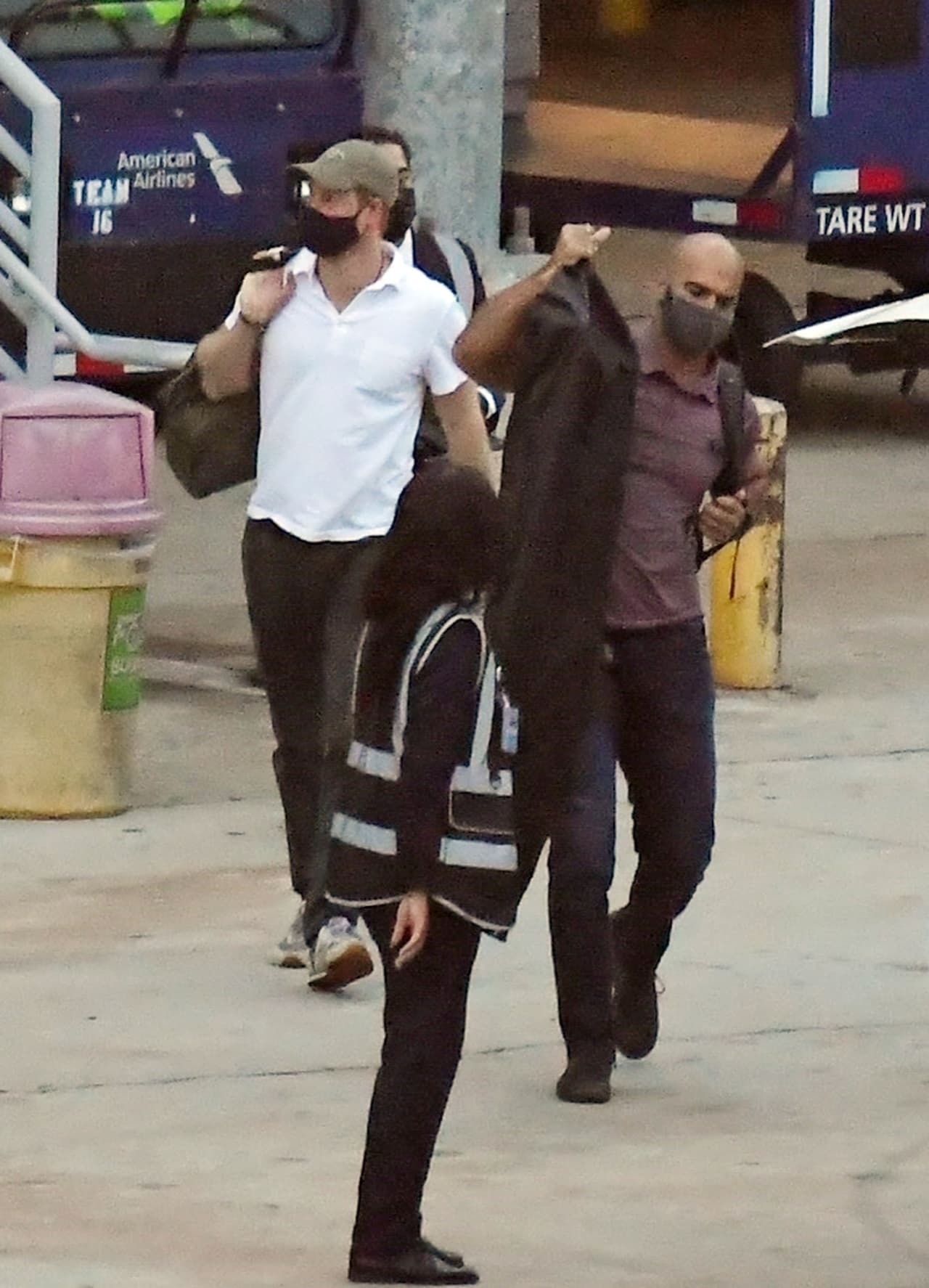 Parecía estar acompañado por un guardaespaldas que lo ayudó con parte de su equipaje. 
<br>