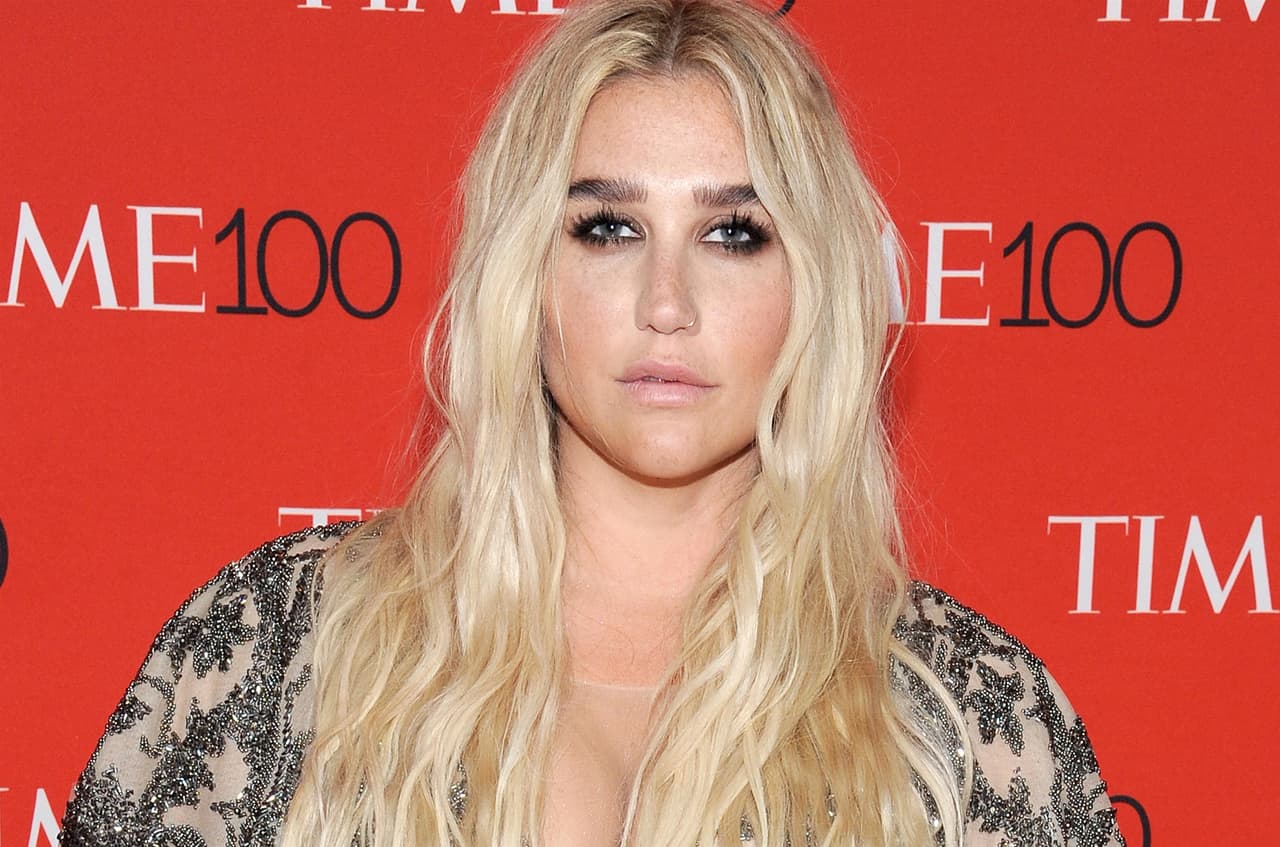 A la cantante Kesha, incluida entre las 100 más influyentes, no hubo quien le arrancara una sonrisa en la alfombra roja.