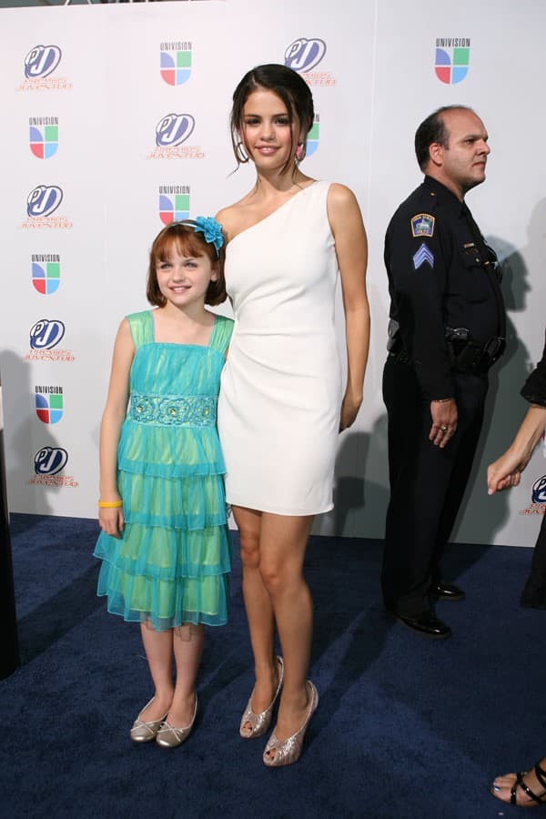 Los fotográfos y los fans se volvieron locos al ver a la estrella de Disne y y una de las mentes detrás de la exitosa adptación para televisión de '13 reasons why'.