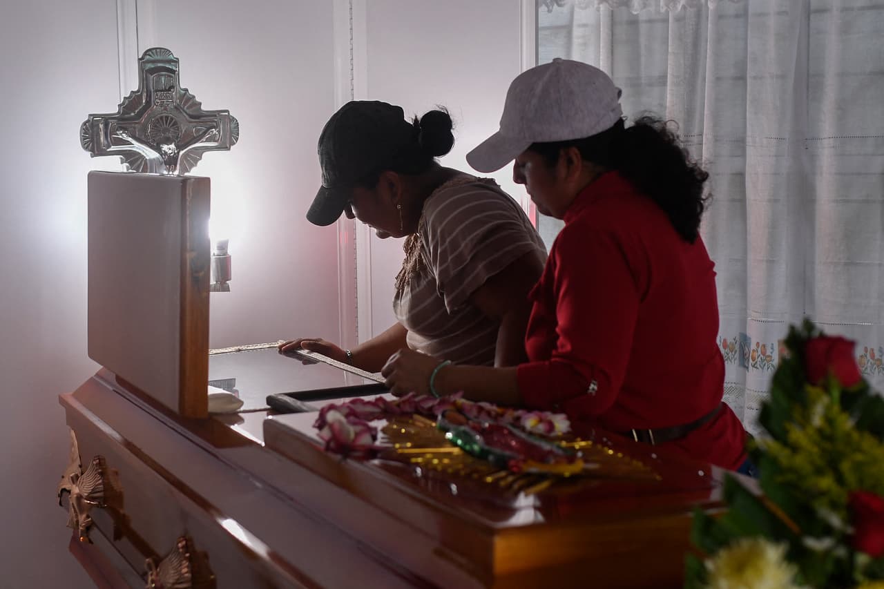 Las autoridades dijeron que estaban investigando si el crimen estaba relacionado con el trabajo de las mujeres. 
<b>Yessenia Mollinedo Falconi, directora del portal de noticias El Veraz, y Sheila García, reportera del sitio, fueron baleadas en el municipio de Cosoleacaque. </b>
<br>