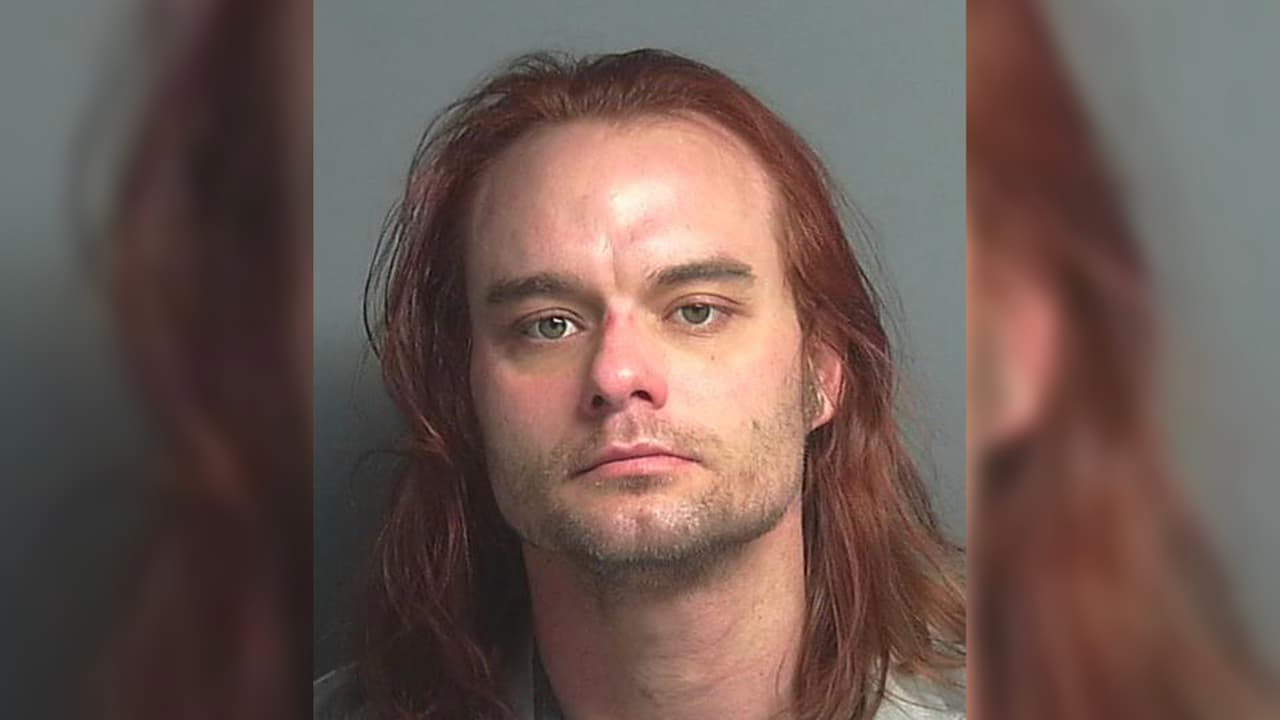 Elbert Jason Pierce, 35 años, acusado de agresión con un miembro de su familia. Última residencia conocida: Enchanted Waters Drive, Willis, Texas.