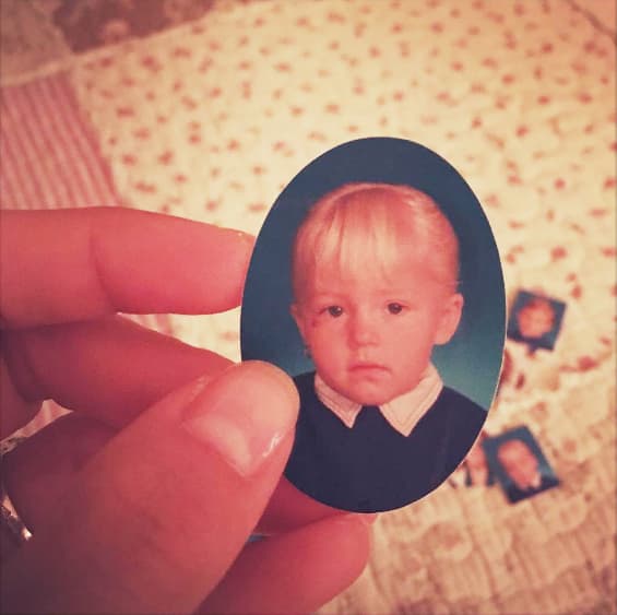 ¿Quién se iba a imaginar que esta pequeñita de dos años se convertiría en toda una estrella de las telenovelas? Angelique Boyer compartió esta imagen escolar del año 1990 y enterneció a todos sus seguidores.