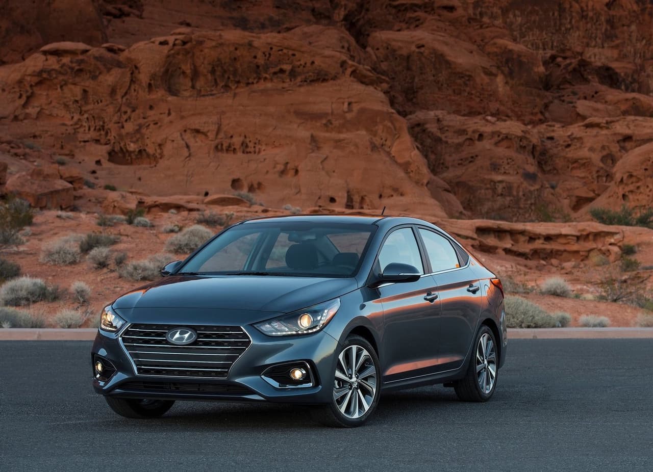 <h3 class="cms-H3-H3">4 – Hyundai Accent SE 2019</h3>
<br>
<br>Precio sugerido al consumidor: $13,995
<br>Pago inicial (20%): $2,799
<br>
<br>Pago mensual con crédito bueno: $227
<br>Pago mensual con crédito suficiente: $249
<br>Pago mensual con crédito pobre: $297
<br>
