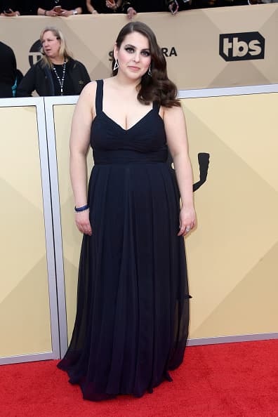 The Guardian confirmó que en el elenco de esta tercera entrega están Beanie Feldstein (foto), que interpretará a Lewinsky. Sarah Paulson interpretando a Linda Tripp, la funcionaria que secretamente grabó las llamadas telefónicas que Lewinsky hizo sobre su aventura con Clinton. Aún no se sabe quién interpretará Bill y Hillary Clinton. La fecha de estreno está prevista, según Vanity Fair, para septiembre de 2020.