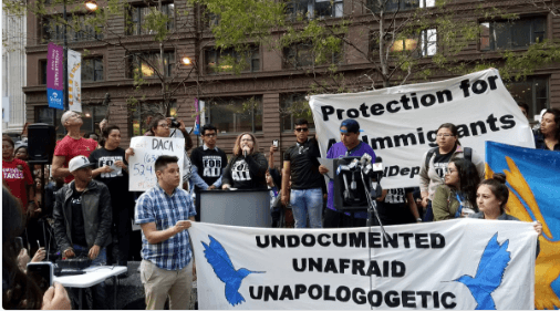 Dick Durbin, senador federal por Illinois contó en un comunicado que en su primera conversación con el presidente Trump, el Día de la Inauguración, le dio las gracias por las cosas positivas que había dicho sobre los soñadores, “pero el anuncio de hoy del fiscal general fue frío, duro, amenazador y mostró poco respeto, y mucho menos amor, por estos soñadores”.