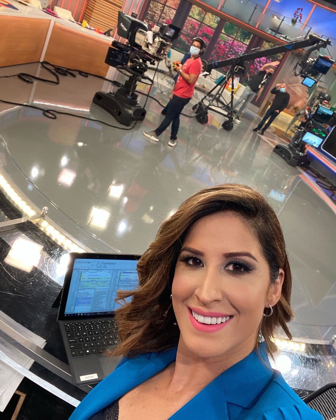 Con las noticias nos acompañó Elyangelica desde la casita, y nos dio un vistazo del trabajo en equipo que se hace con mucho amor para llegar hasta tu hogar.