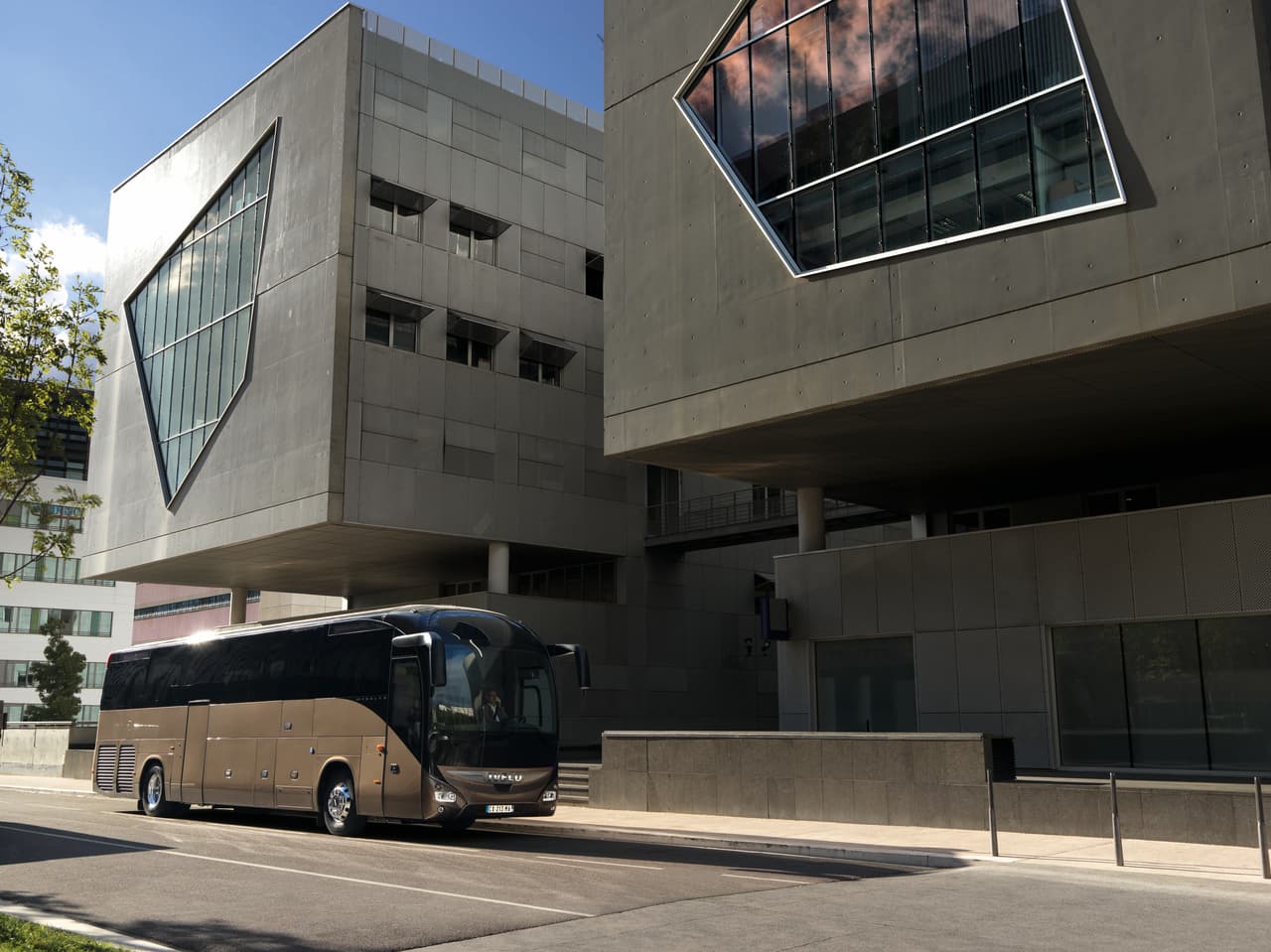 El 
<b>Iveco Magelys HDH </b>lleva un 
<b>motor Cursor 10 que produce 450 caballos de fuerza</b>, su caja de cambios es una ZF Astronic automática. En cuanto al confort de sus instalaciones, posee salidas USB y de audífonos en cada una de sus 44 asientos de piel, además de tres pantallas LCD.