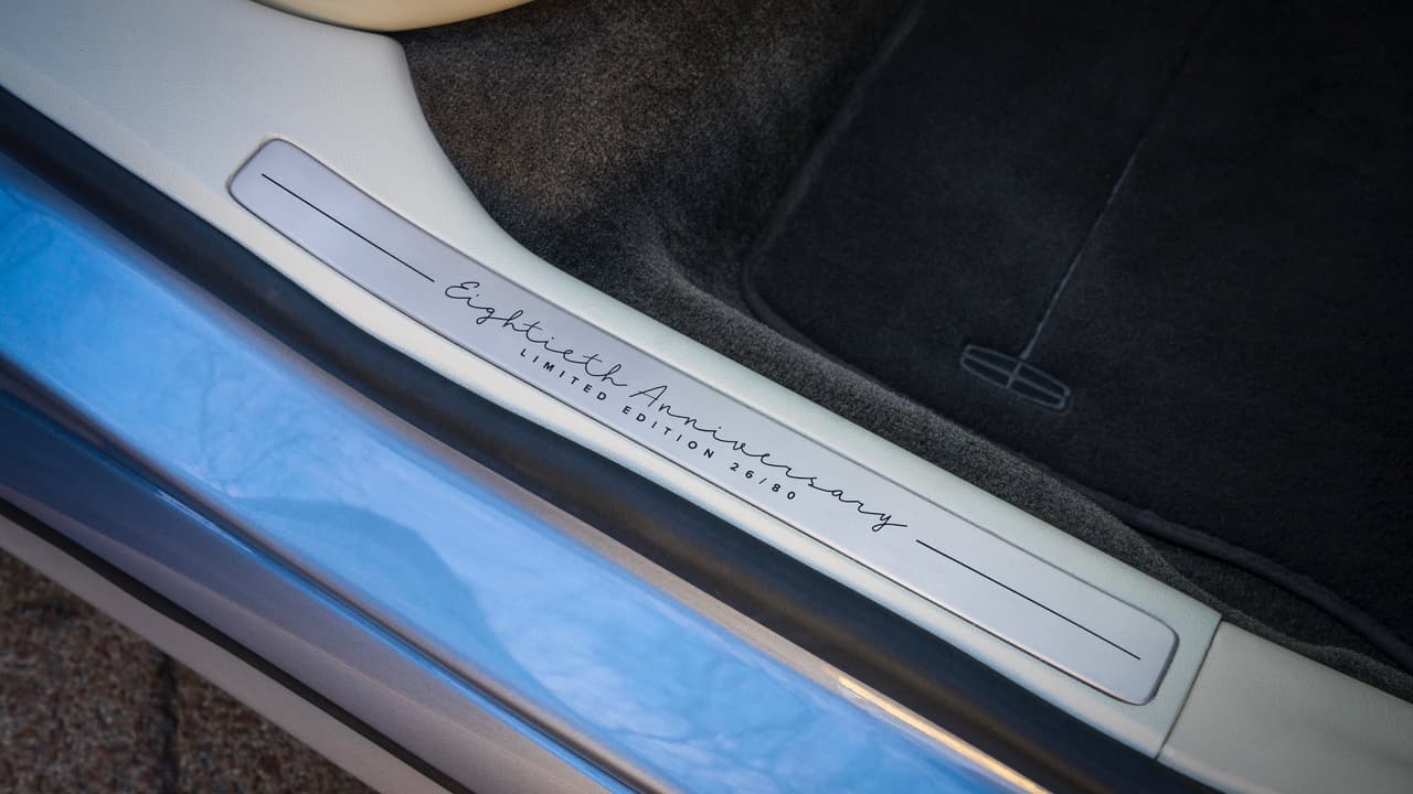 Como toda oportunidad promocional debe ser aprovechada, los bordes inferiores de las puertas también son aprovechados para identificar a la deición especial del Lincoln Continental.