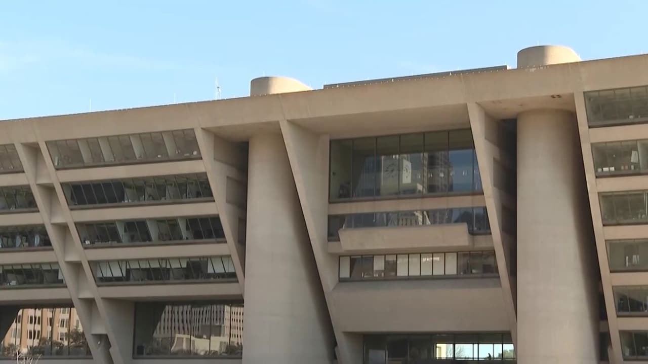 Valor histórico vs. costo: el debate por City Hall de Dallas