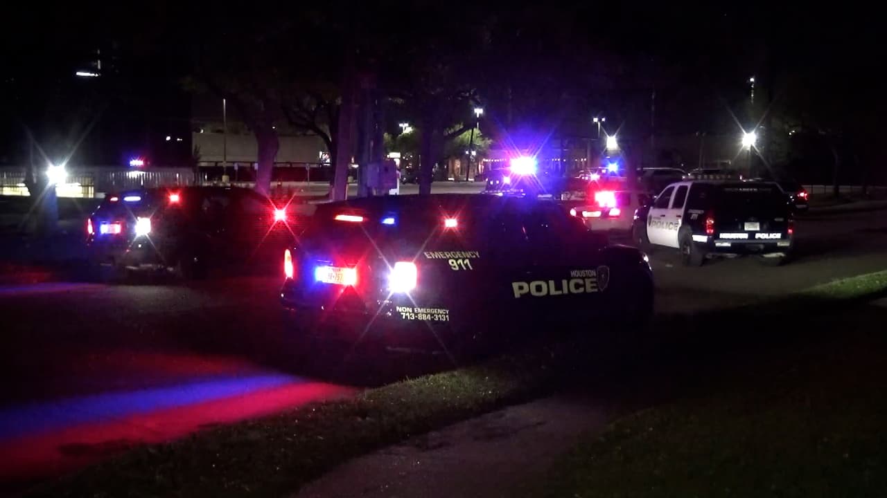 Motociclista muere al quedar atrapado debajo del vehículo que chocó en Houston