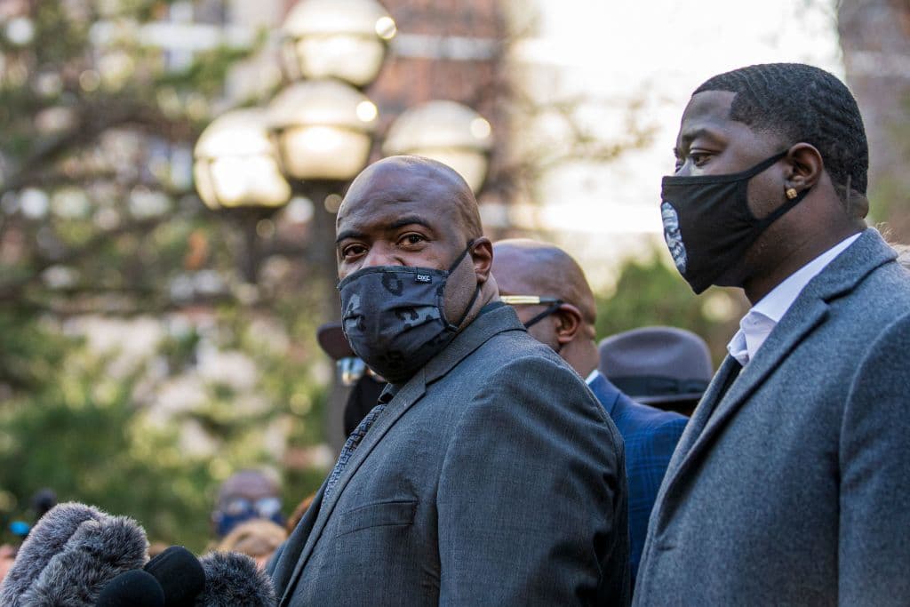 La pieza central del caso fue el video de un transeúnte donde se veía a Floyd jadeando repetidamente "No puedo respirar" y los espectadores gritando a Chauvin que se detenga cuando el oficial presionó su rodilla en el cuello de Floyd por 9.5 minutos.
<br>
<br>En la foto, el hermano de George Floyd, Rodney Floyd, observa durante una conferencia de prensa fuera del Centro de Gobierno del Condado de Hennepin antes de las declaraciones de apertura del exoficial de policía de Minneapolis Derek Chauvin.
<br>