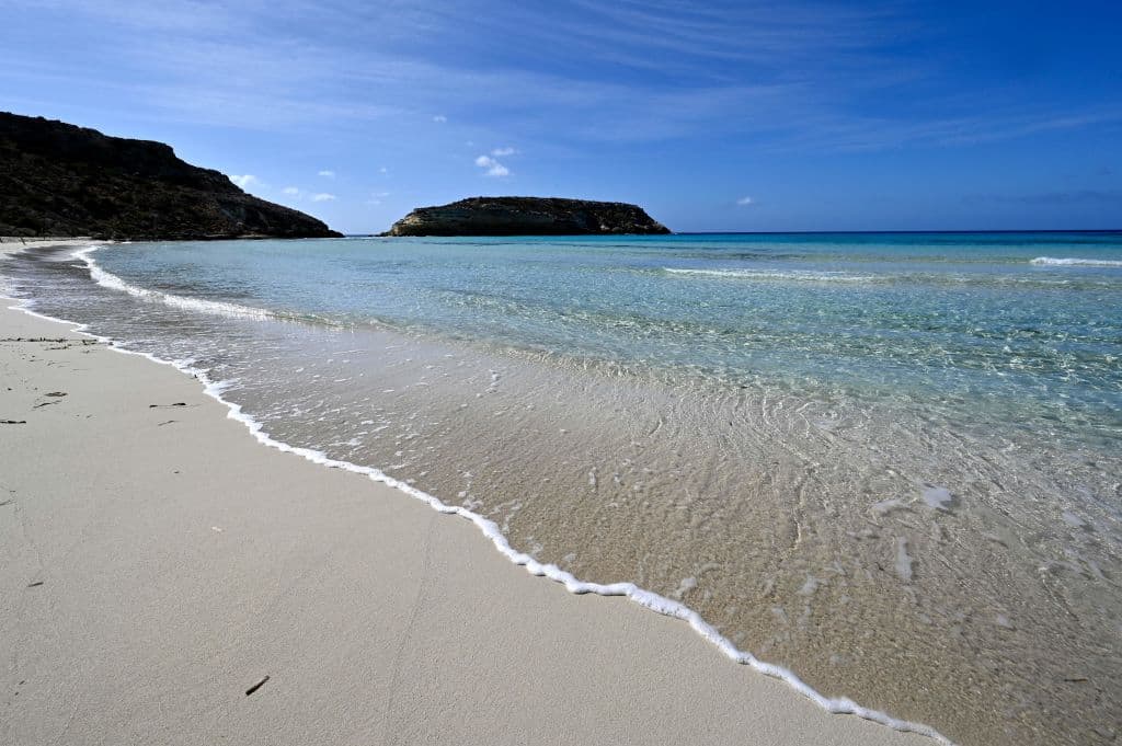 <b>Puesto 8:</b> 
<b>Playa de los Conejos (Sicilia, Italia)</b> 
<br>
<br>“Es una de las maravillas del mundo, con su arena blanca, agua turquesa y una refrescante brisa marina. Luego de una caminata de 20 minutos para llegar sentirá que no está en la Tierra”, reseño un visitante sobre este paraíso en el Mediterráneo.