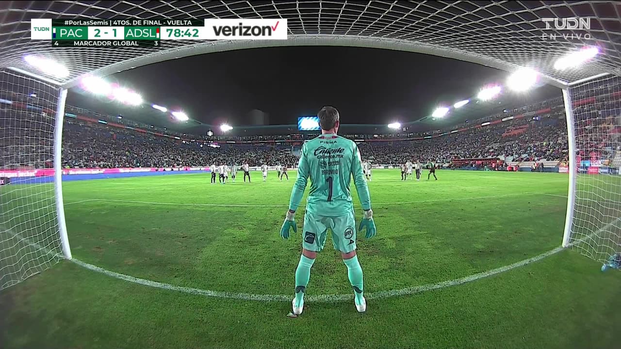 ¡CERCA! Víctor Guzmán disparó que se estrella en el poste.