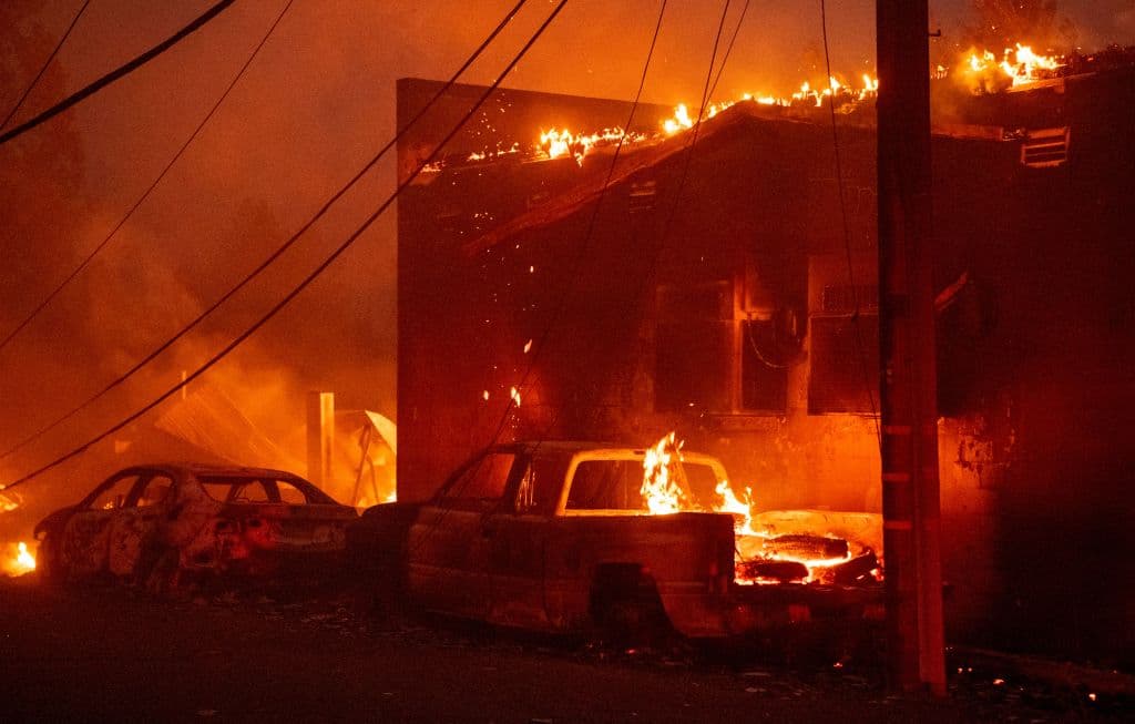 Con el cielo iluminado de un color naranja por el reflejo de las llamas y el aire asfixiante por el humo y el calor, negocios, hogares y vehículos ardieron con fuerza en Greenville.