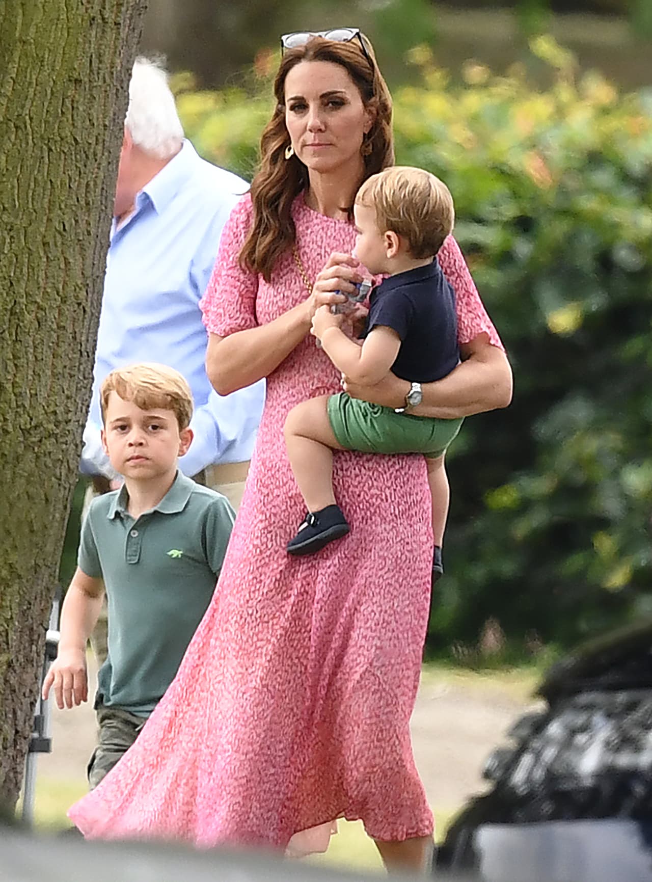 De acuerdo a Daily Mail, el más pequeño de los hijos de Kate, el príncipe Louis, vistió una polo azul marino, de Petit Bateau, que cuesta 20 euros (22.5 dólares), y pantalones cortos de JoJo Maman Bebe, con valor de 16 euros (18 dólares).