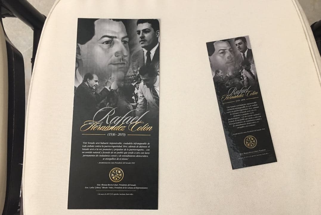 El Capitolio estuvo adornado por afiches y obras de arte alusivas a Hernández Colón.