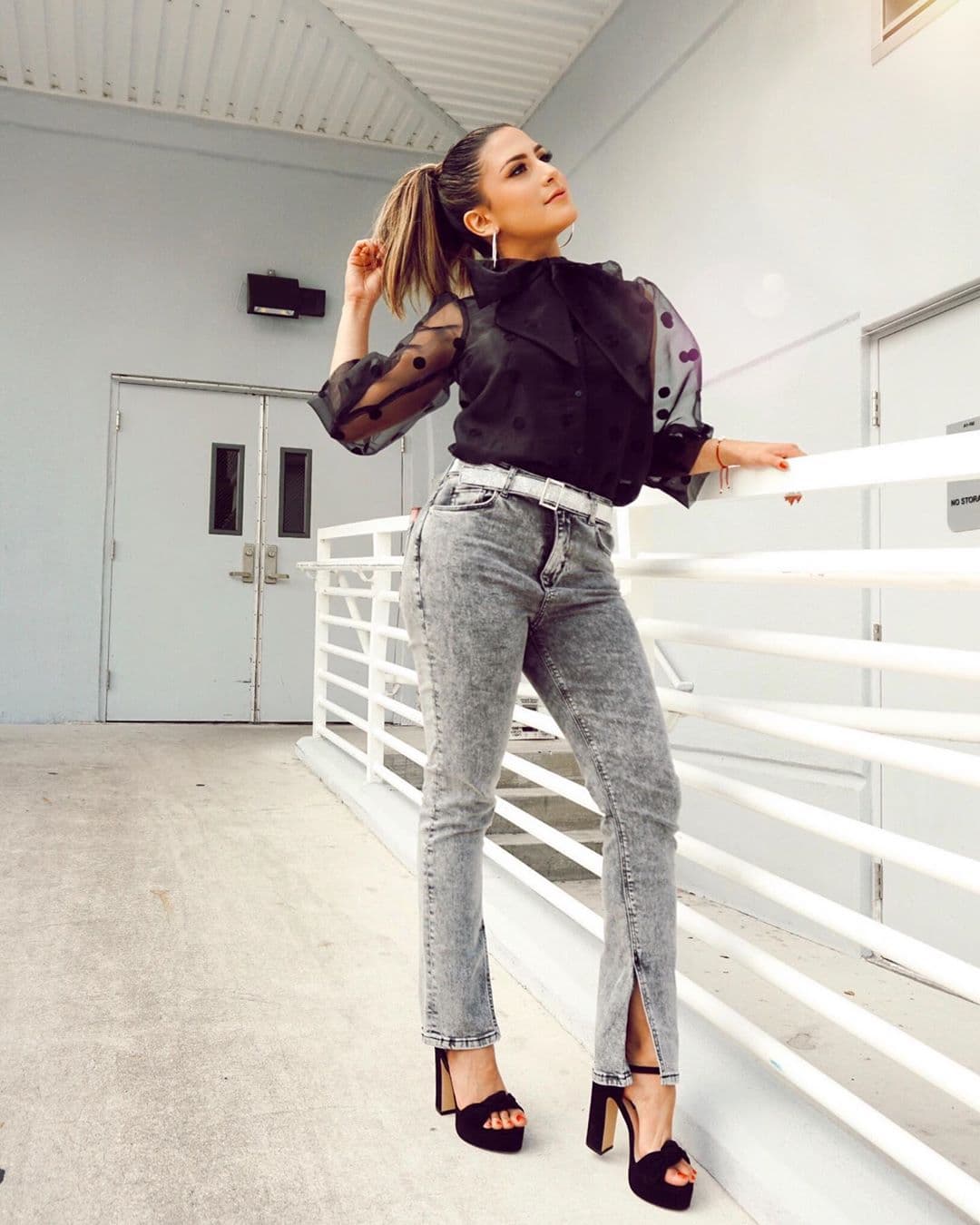 Las 
<a href="https://www.univision.com/shows/despierta-america/hombros-pronunciados-la-tendencia-de-otono-que-las-conductoras-de-despierta-america-ya-han-llevado-en-sus-looks-fotos" target="_blank">mangas abollonadas</a> con transparencias te harán lucir completamente a la moda. Los lazos al cuello también estarán de última para las próximas festividades.