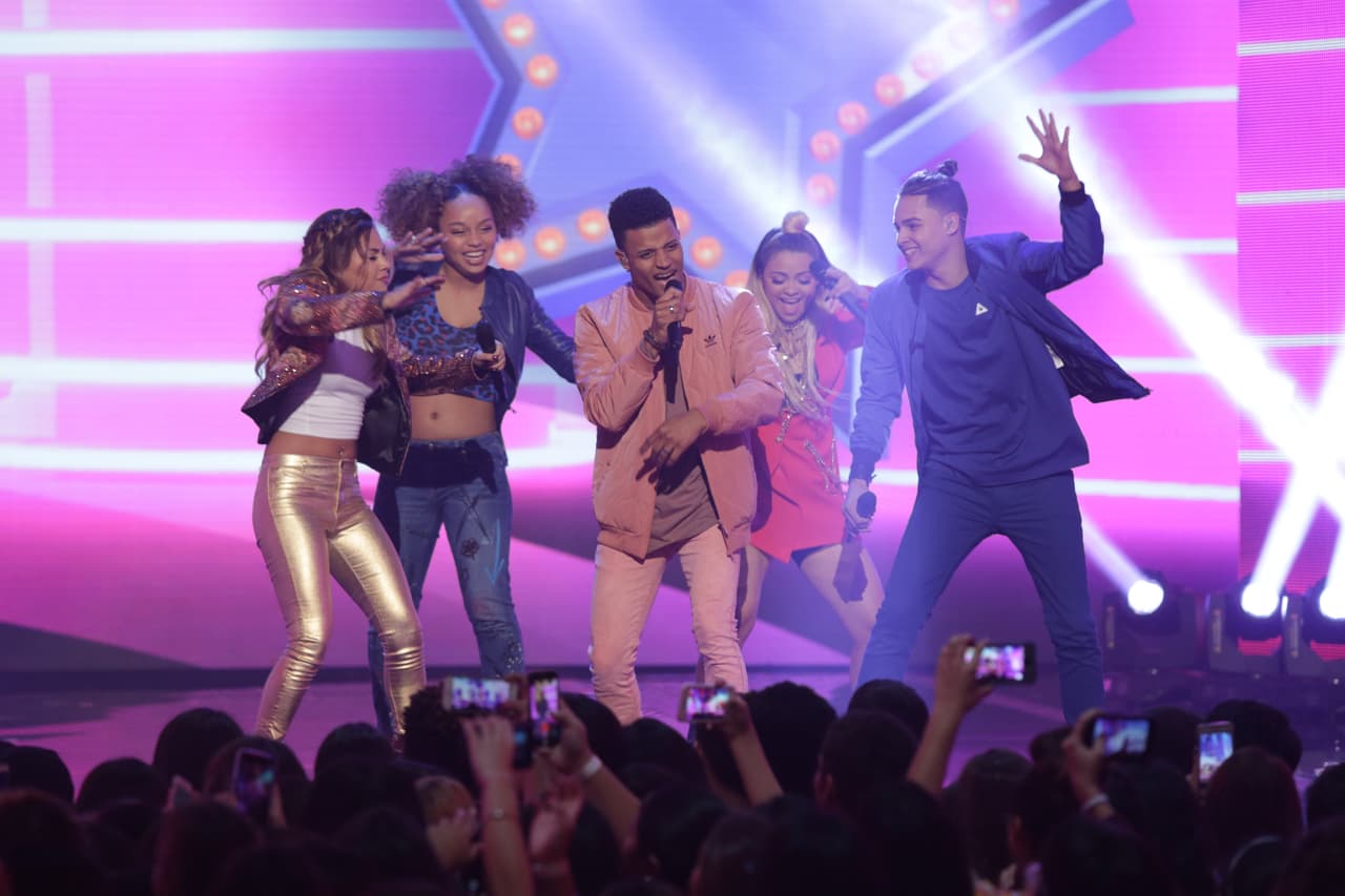 Cantar, bailar y animar a la vez puede ser difícil, pero los chicos lo hacen ver siempre súper natural.