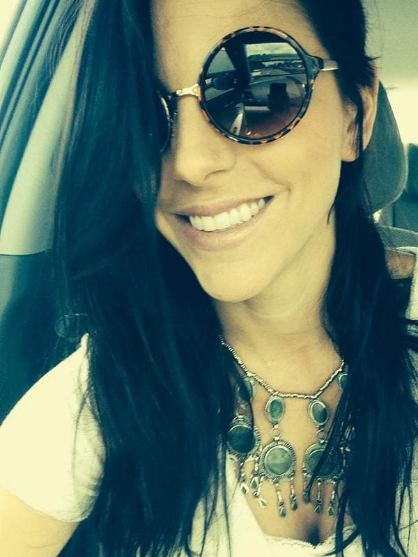 Le encantan los animales, se identifica con los caballos. Una de sus pasiones son los zapatos, aunque no se considera adicta a las compras.