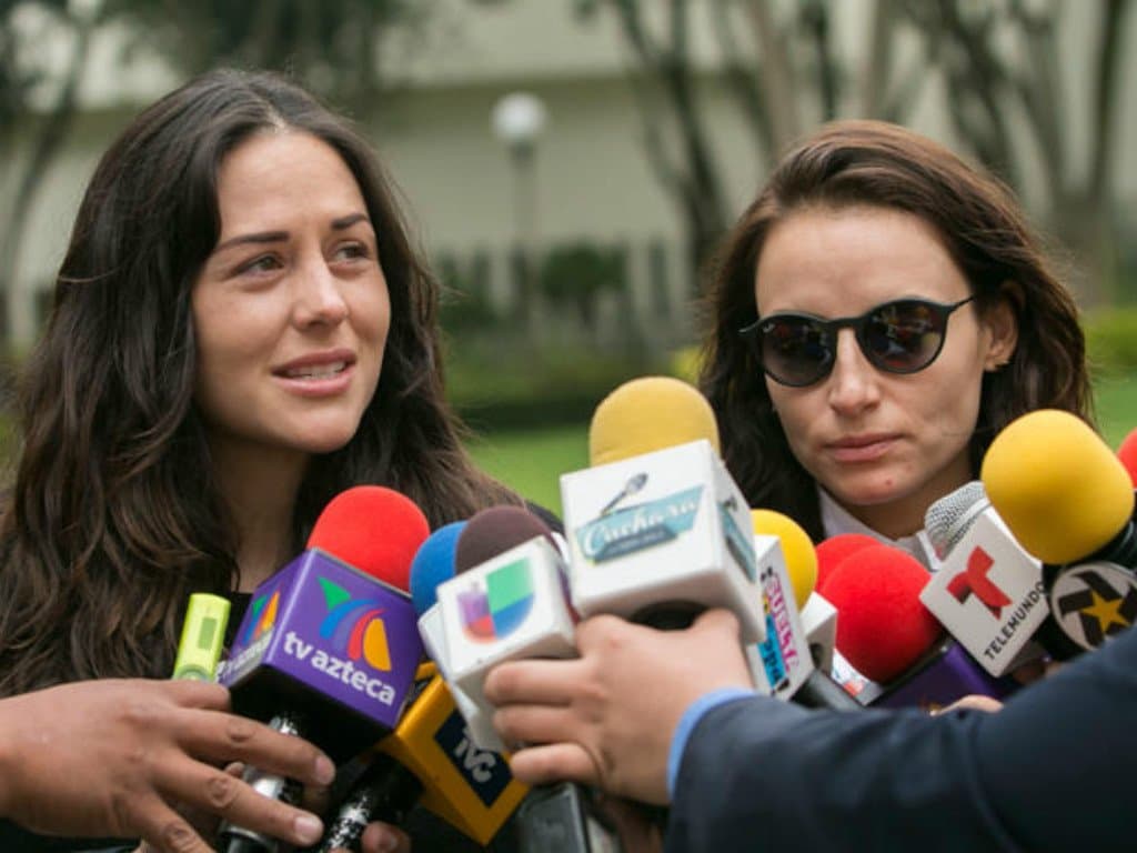 Zuria Vega, al borde de las lágrimas, pidió perdón por no poder hablar más para la prensa: "Pedimos disculpas, pero para nosotras es un momento difícil".