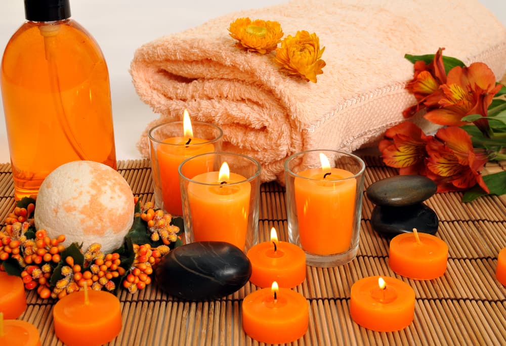 Las velas naranjas son una combinación del amarillo - que denota positividad, energía pura y agilidad mental, así como la roja, que habla de acción, energía, pasión y romance... Digamos que es lo mejor de ambos mundos.