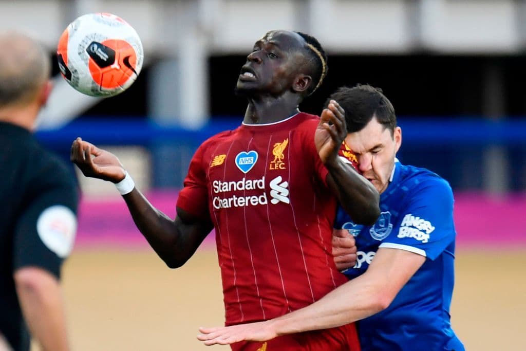 El delantero Sadio Mane controla el balón ante la pegajosoa marcación del defensor del Everton Michael Keane en una acción que permite ver a detalle la intensidad de cómo se pelea el esférico en el futbol.