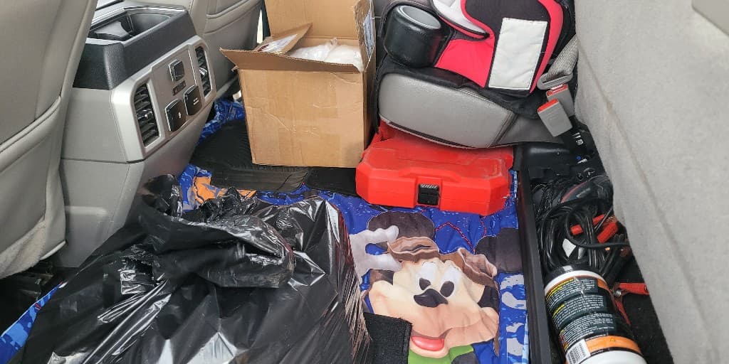 El conductor del vehículo y el pasajero enfrentan cargos criminales.