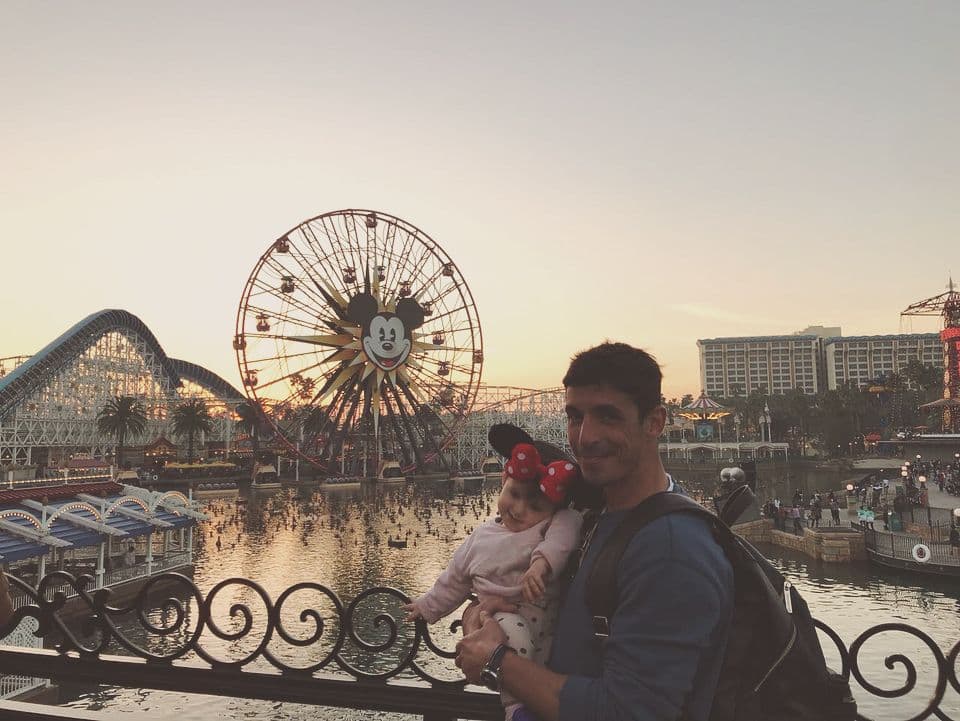 El actor es un papá consentidor con su pequeña.
<br>