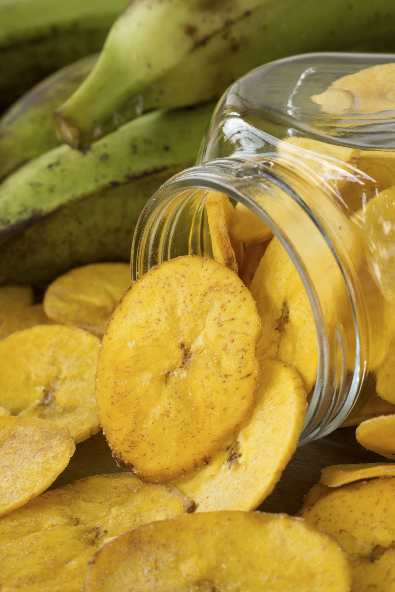 Mariquitas, chicharritas, tostoncitos, platanitos, chips son algunas maneras de llamarle a este platillo de rodajas finas de plátano verde fritas en aceite. Si te come una no pararas hasta dejar el plato vacío.