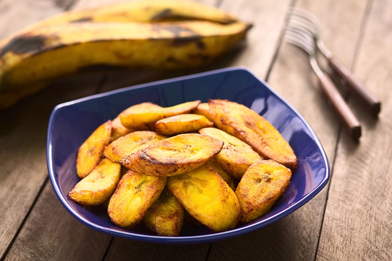 Plátanos maduros en rodajas es una comida dulce y cremosa cuando se fríen. Este plato es muy sabroso y es un excelente acompañamiento para los platos que contienen arroz, frijoles y carnes. También se usan para confeccionar postres.