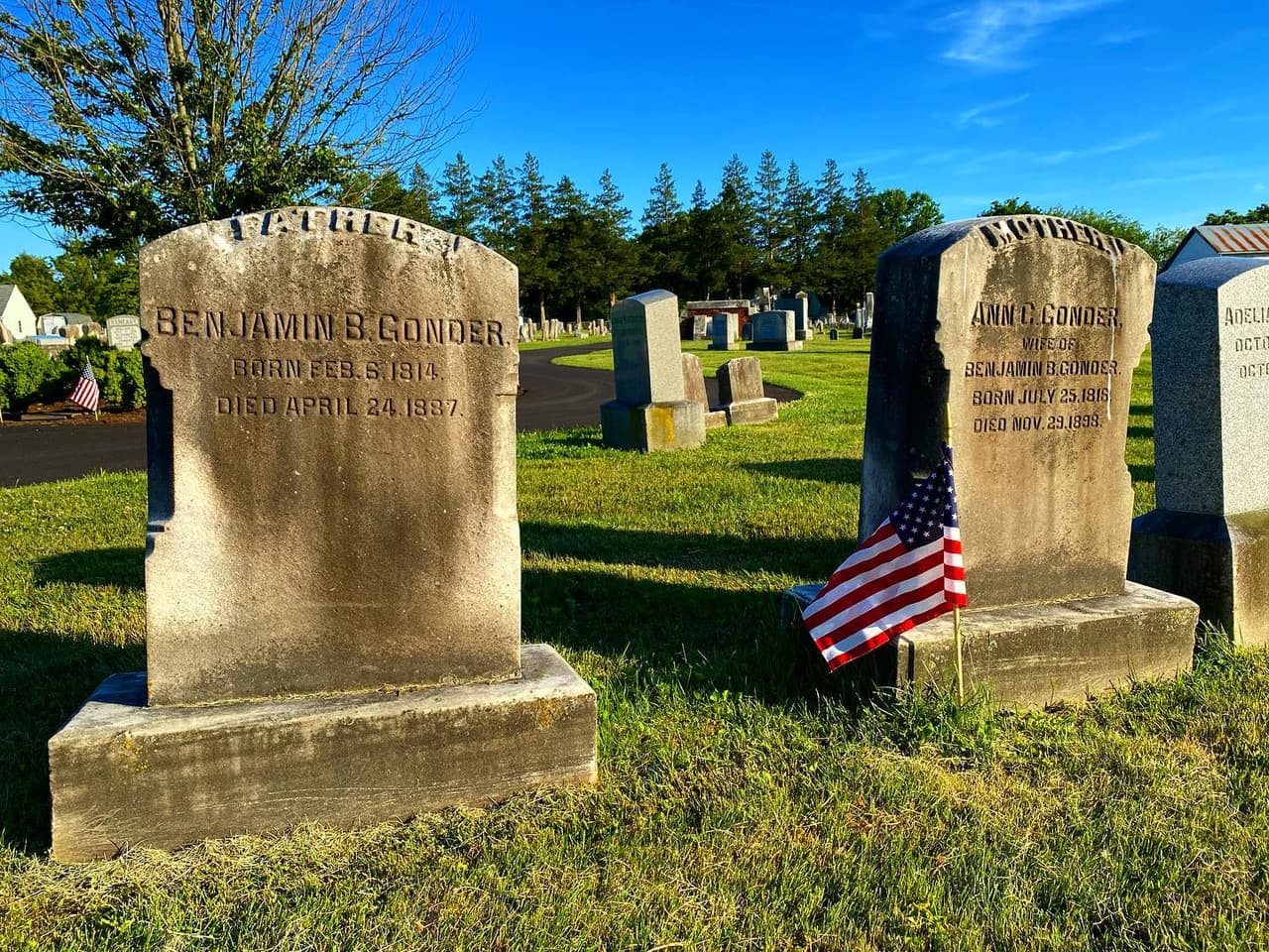 <b>Strasburg Cemetery, Strasburg</b>: Si la leyenda local resulta cierta, el fantasma de Annie Gonder seguramente anda por ahí. Se sabe que frecuenta la mansión Gonder, de la que fue desterrada por su hermano, soltando una carcajada que solo los hombres pueden oír. También se la ha visto alrededor de las tumbas de su familia, de las cuales está enterrada cerca. Algunos han hablado de ver la aparición de una anciana cerca de la tumba, mientras que otros afirman haber visto una niebla extraña o una luz blanca cerca de la lápida, todos aparentemente Annie Gonder.