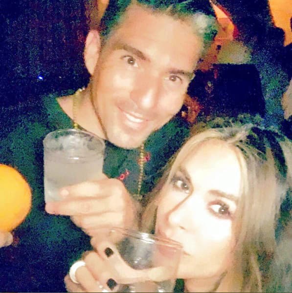 La celebración recién iniciaba y Galilea se fue con su esposo a un bar de Santa Mónica.