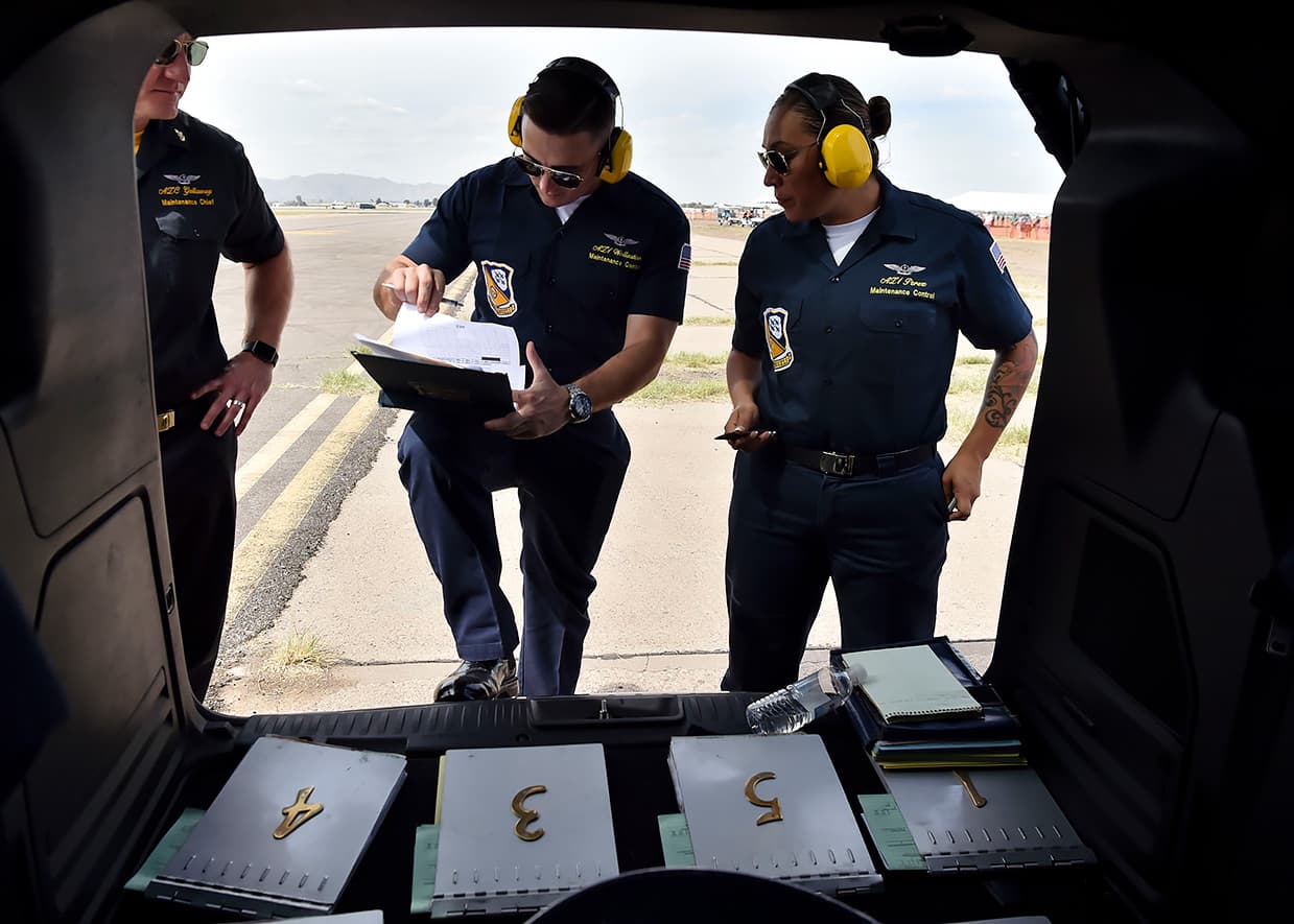 Cada aplicante debe tener carrera como piloto de jet táctico profesional o piloto comercial del tipo de aviones de combate, en servicio activo de la Marina o del Cuerpo de Marines con un mínimo de 1,250 horas de vuelo.