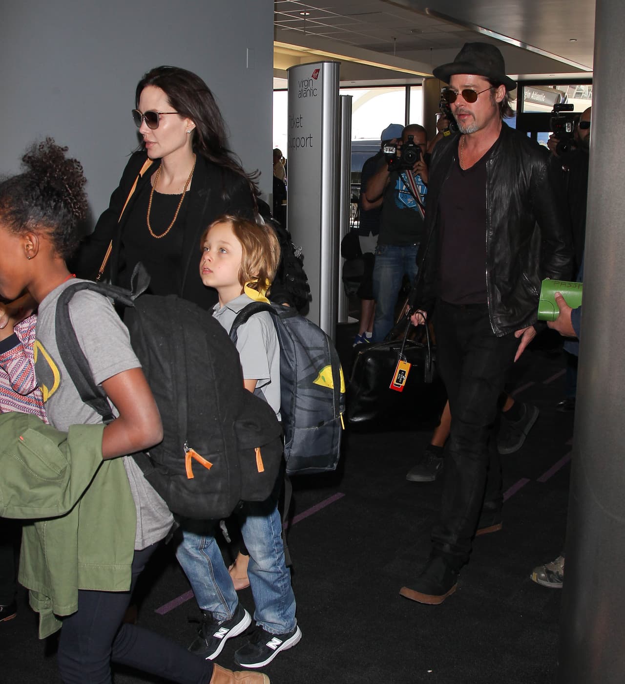 El famoso matrimonio arribó al aeropuerto de Los Ángeles en compañía de todos sus hijos, ¡son una linda familia!