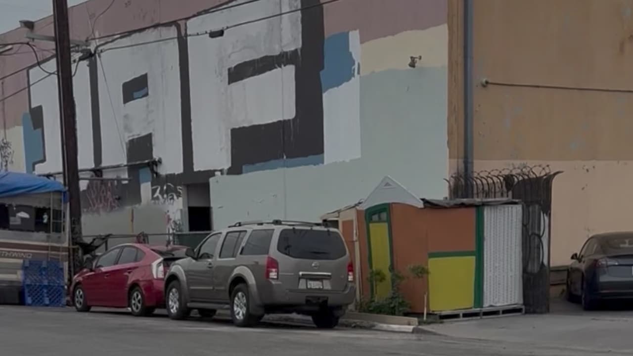 Hispano en Los Ángeles construye casa de madera y lamina propia luego de vivir en la calle