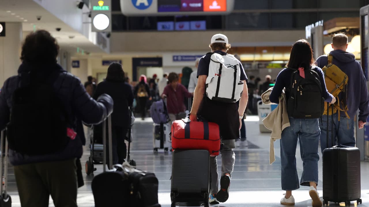 ¿Vas a viajar fuera del país con una visa, asilo o residencia permanente? Esto debes tener en cuenta