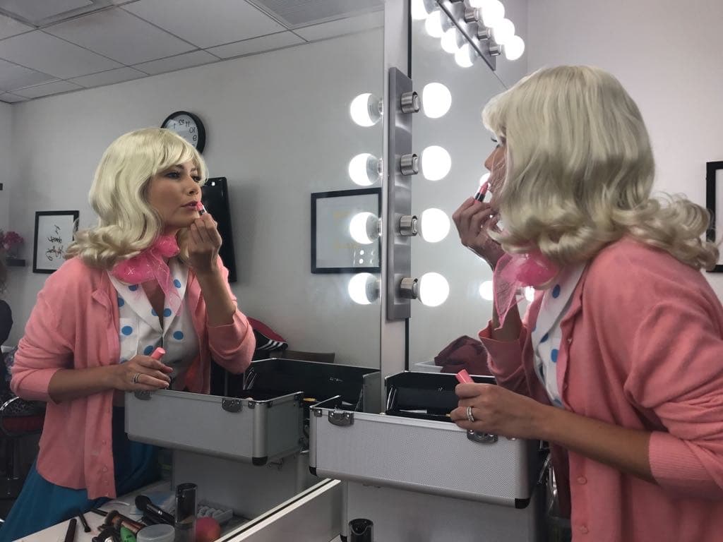 Ana Patricia lució muy coqueta de rubia y con un modelito rosa que en esa época estaba muy de moda.