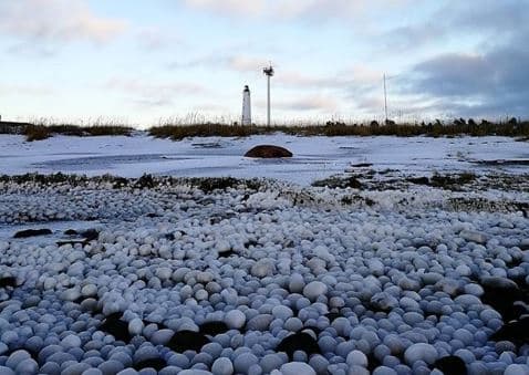 Bolas de hielo en la playa de Hailuoto, Finlandia.