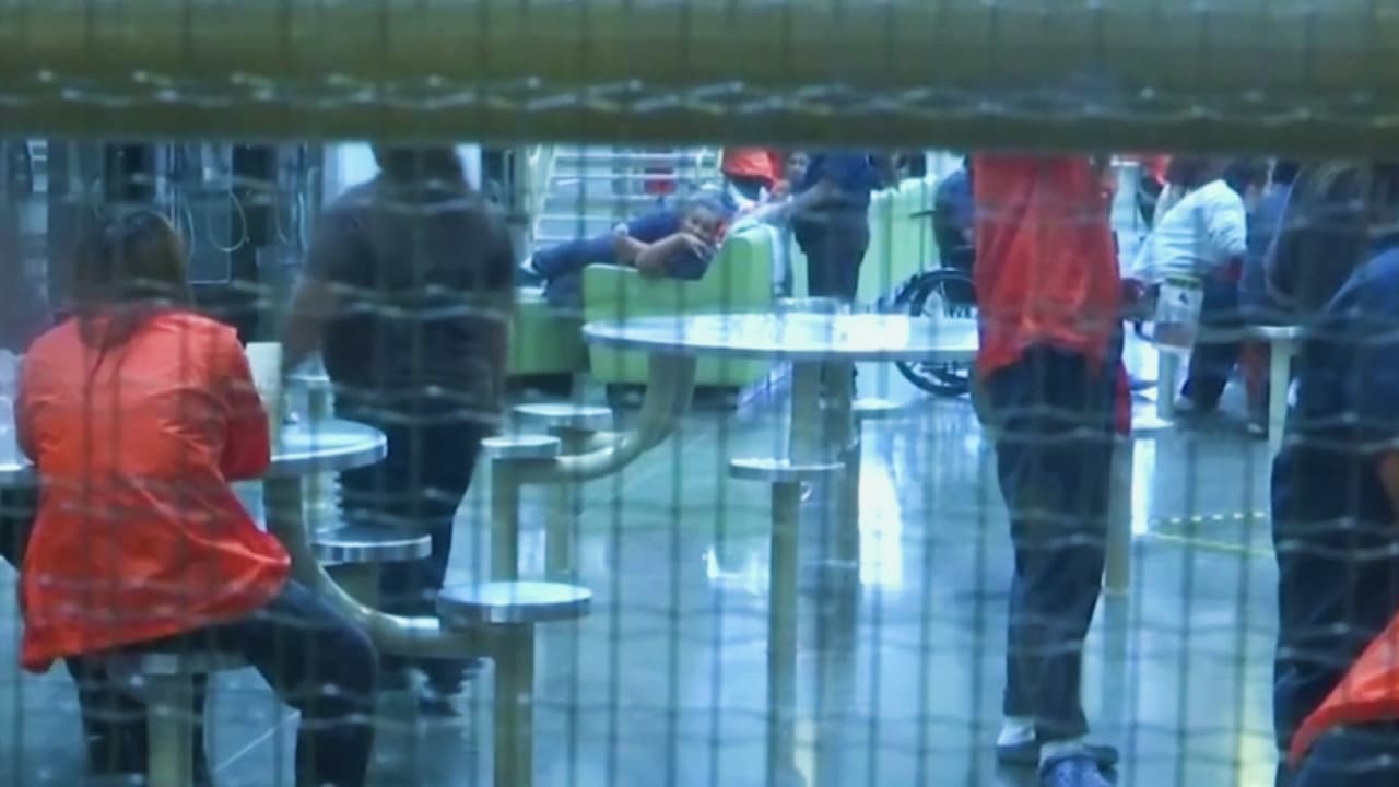 "Sin comida ni agua": demanda federal expone condiciones en centro migratorio de Adelanto