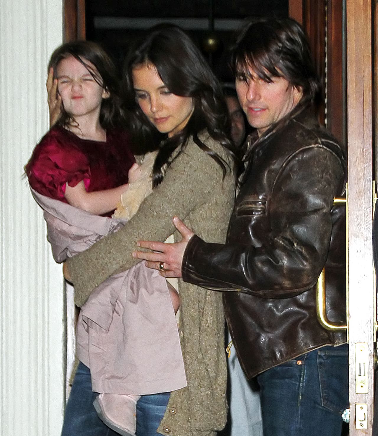 Aquí vemos a Suri haciéndoles gestos a los paparazzi.