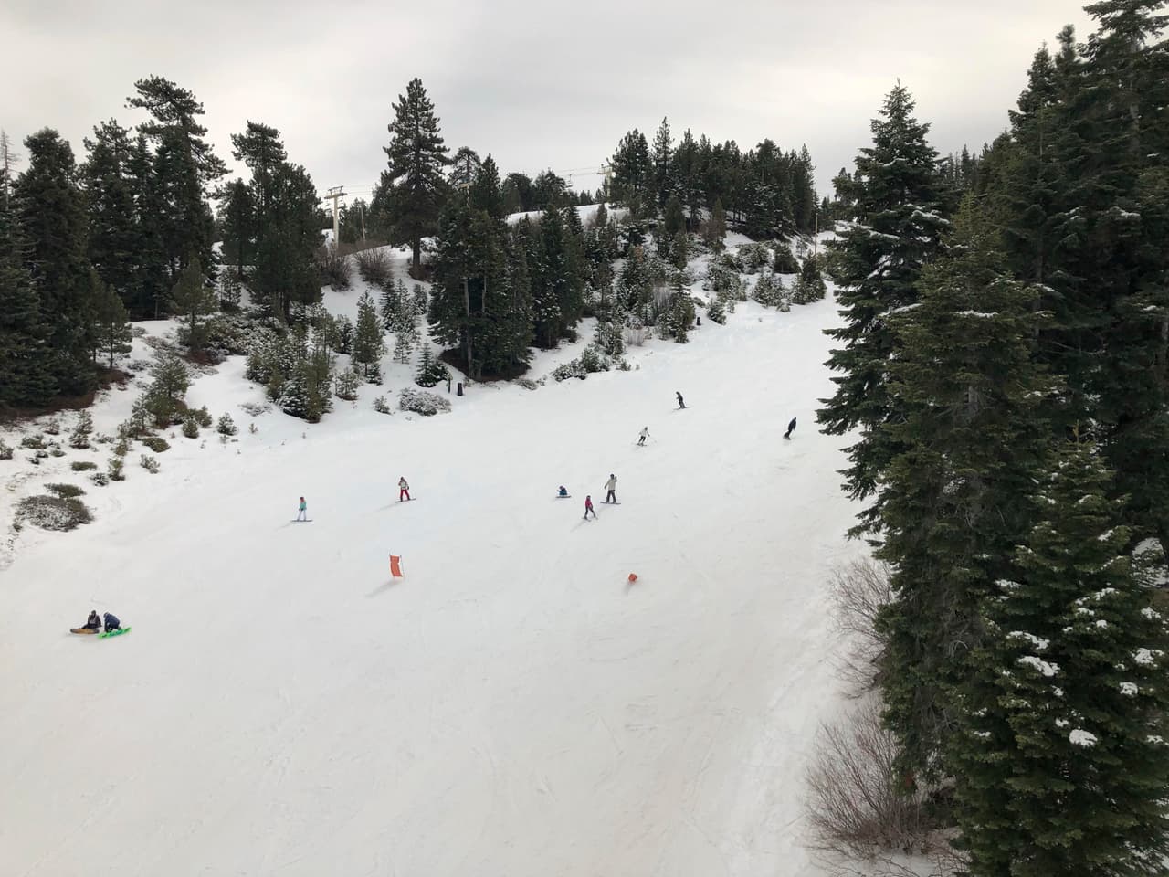 Buena semana para los amantes de la nieve, tal y como lo vemos en esta estampa de las pistas en la estación en la cumbre de nieve en Big Bear Lake.