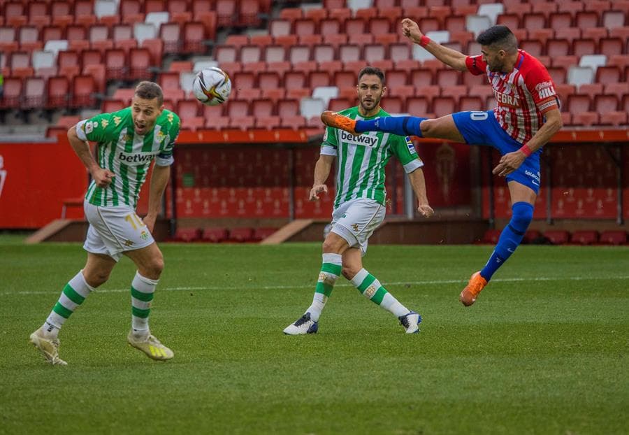 Real Betis se impone 2-0 ante el Sporting de Gijón en las eliminatorias de la Copa del Rey. Sergio Canales anotó el primer gol de penal, segido de Rodrigo Sánchez Rodriguez para dar la victoria a los verdiblancos. El partido tuvo una asistencia de 300 personas.
