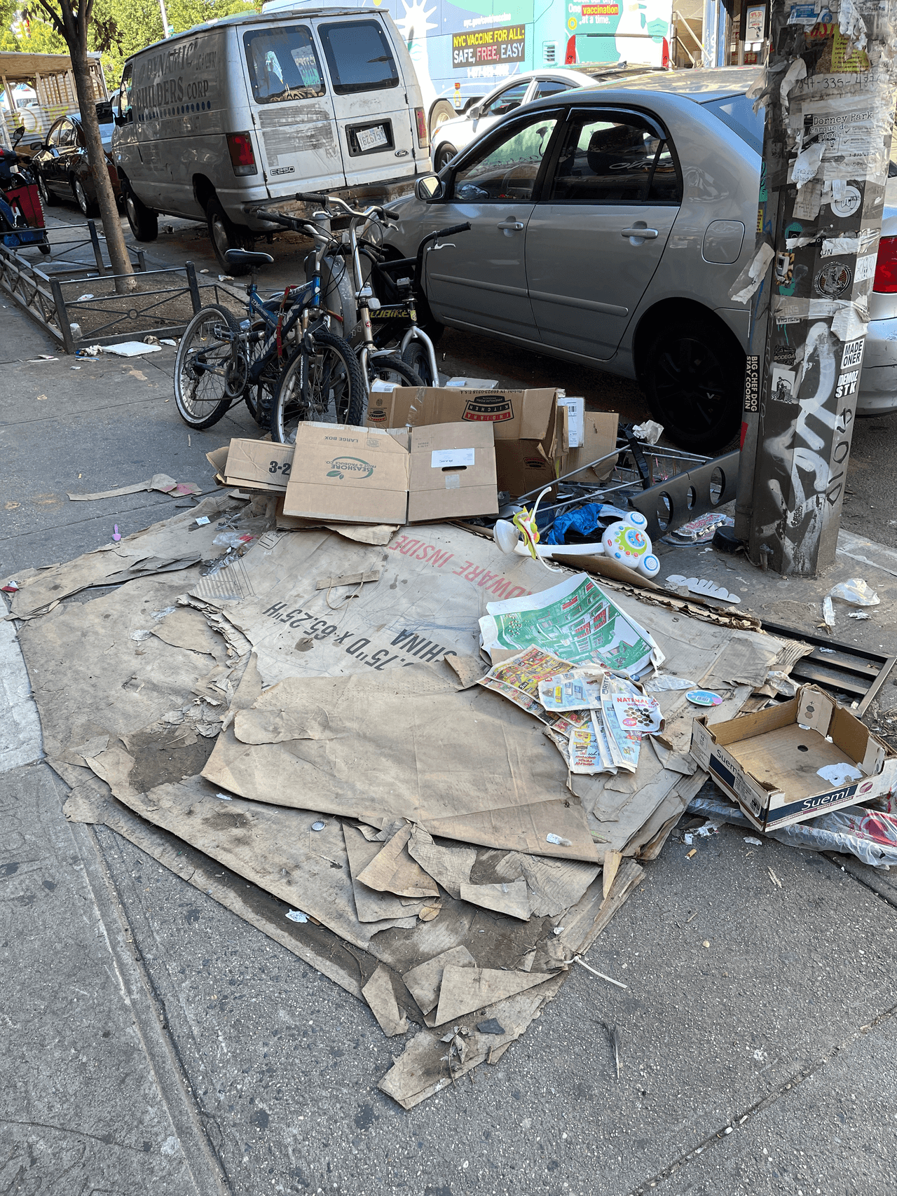 Redes sociales como Facebook e Instagram están inundadas de informes sobre la basura acumulada, el número inusualmente alto de ratas y el desprecio general por el mantenimiento de la zona.