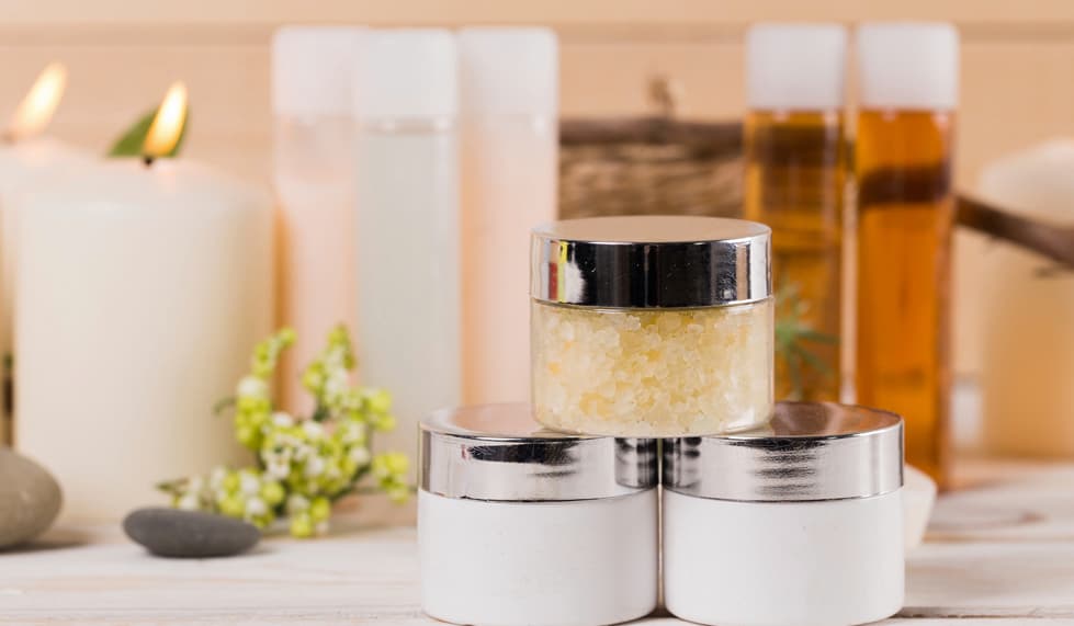 Nuestra recomendaciones que contienen: Retinol: Neutrogena Rapid Wrinkle Repair Night Moisturizer / Dermo-expertise Advanced Revitalift Doble Lifting de L’Oreal. Ácido hialurónico: Eucerin Hyaluron-Filler Concentrado / Clarins Hydraquench Cream-Gel Normal/Combination Skin. Hidroquinona: Clinique Even Better Clinical Dark Spot Corrector / La Roche PosayMela D.