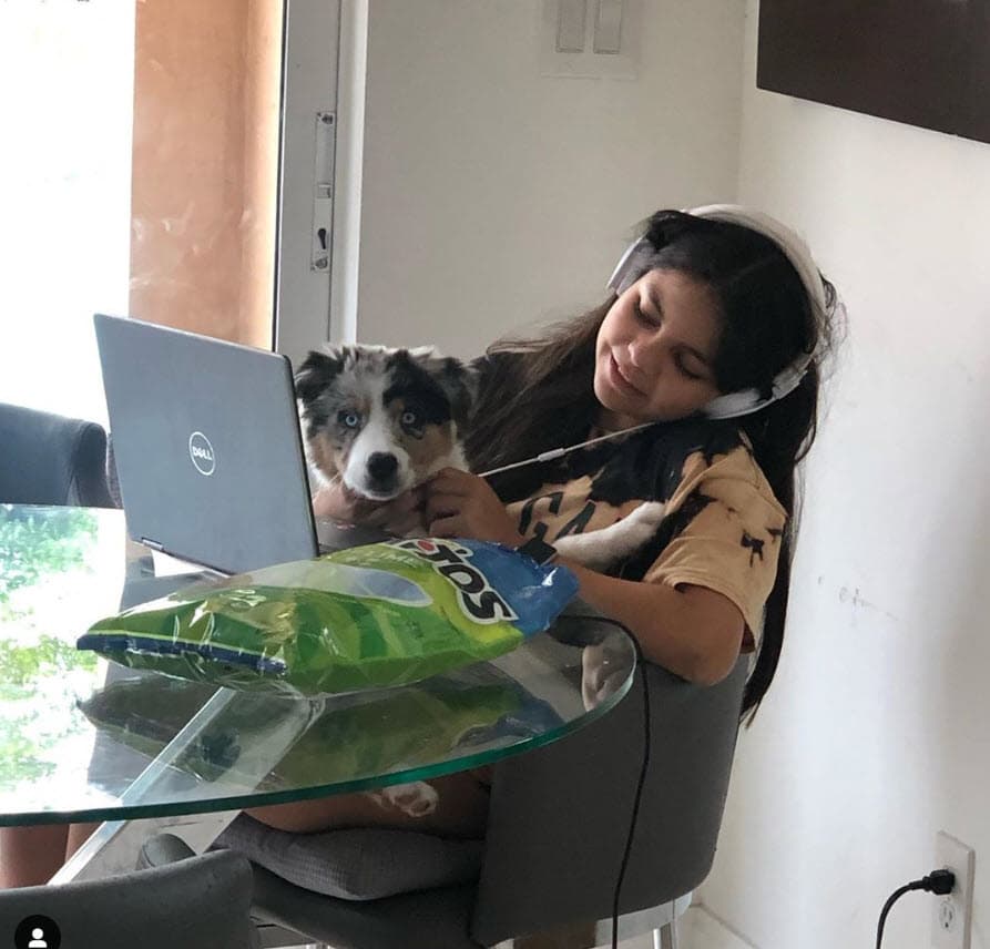 Ana Sofía 
<b><a href="https://www.univision.com/entretenimiento/celebridades/laura-flores-revela-que-una-de-sus-hijas-sufrio-bullying-por-ser-adoptada-fotos" target="_blank">sufrió de acoso escolar</a> </b>cuando una de sus compañeras supo que era adoptada. 
<br>