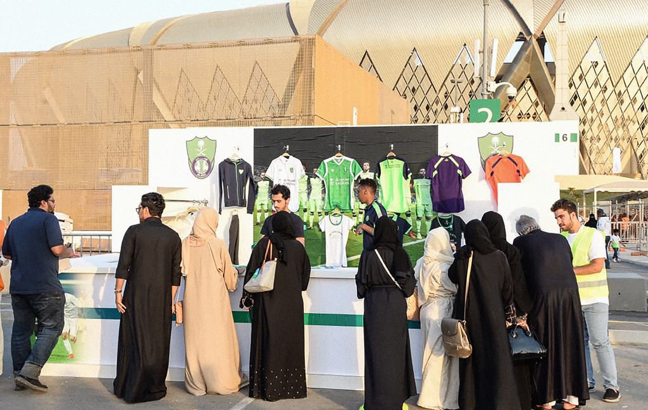 Mujeres sauditas antes de entrar al partido entre los equipos de primera división de futbol Al-Ahli y Al-batin, en Yada. Los estadios han sido equipados con áreas de oración femeninas, baños y áreas para fumadores, así como entradas separadas y estacionamientos para espectadoras.
