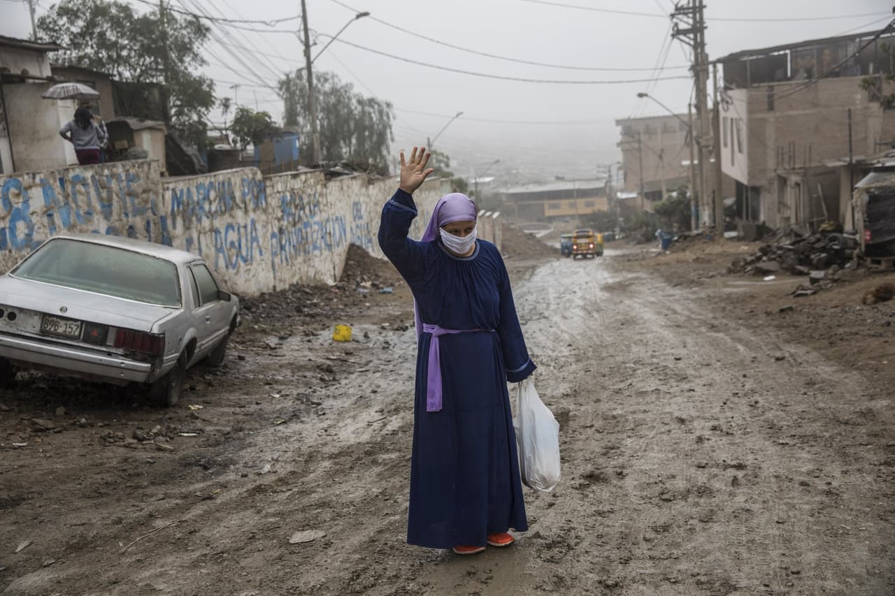 Las cifras del gobierno peruano muestran que 
<b>más de 2,3 millones de residentes de Lima perdieron sus empleos tan solo en abril, de una población activa de aproximadamente 16 millones en todo el país</b>. Se espera que la cifra vuelva a aumentar cuando se publiquen los números de mayo.
<br>
<br>En medio de tantas noticias desalentadoras, la empatía y generosidad se ha establecido en las zonas más precarias, como Nueva Esperanza. Jonisa Villano saluda y agradece mientras sostiene una bolsa de comida que recogió en la olla comunitaria del barrio.