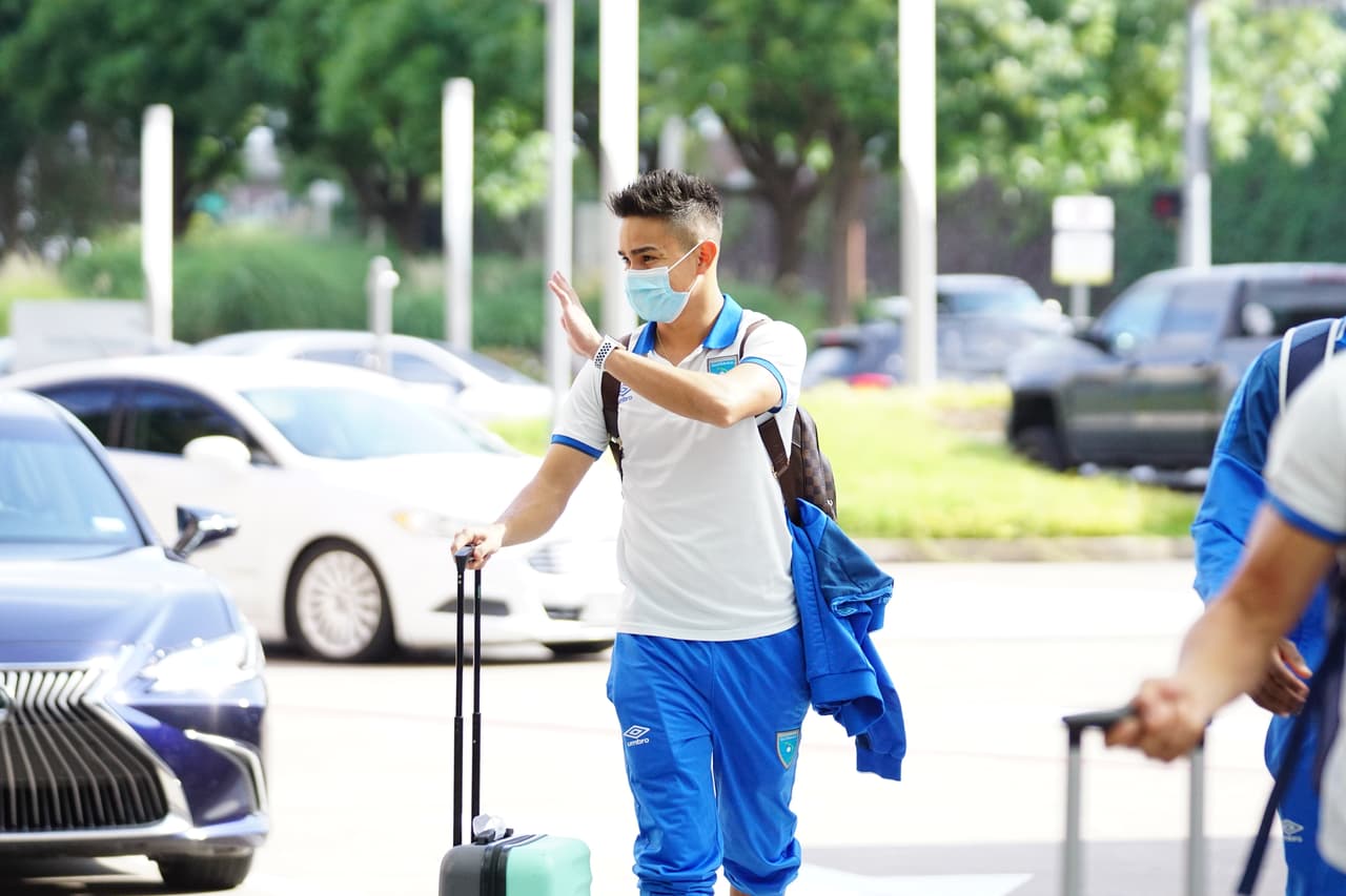 Tras el sorpresivo abandonó de Curazao por contagios de coronavirus, el combinado de Guatemala ya está en Dallas para jugar este domingo ante El Salvador por el Grupo A de la Copa Oro 2021.