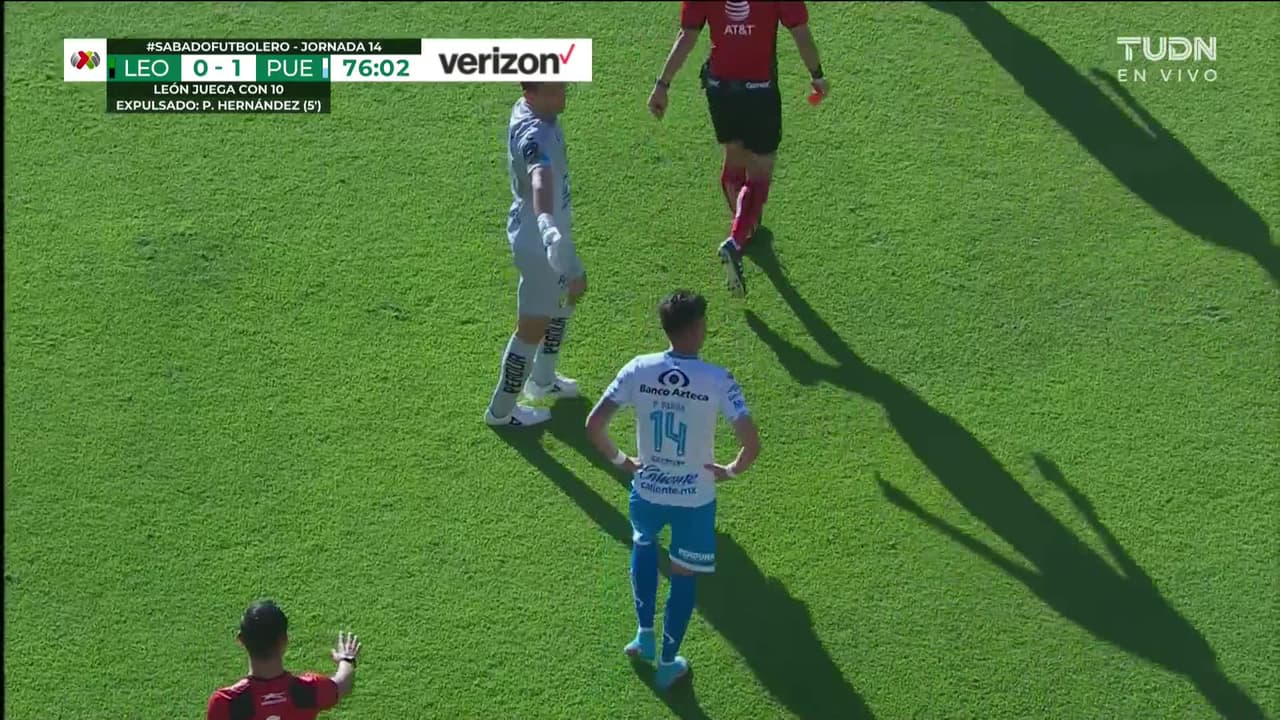 ¡Tarjeta Roja! Pablo Parra recibe la segunda amarilla y se va del juego.