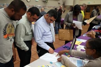 Senado de California aprueba salario mínimo de 13 dólares